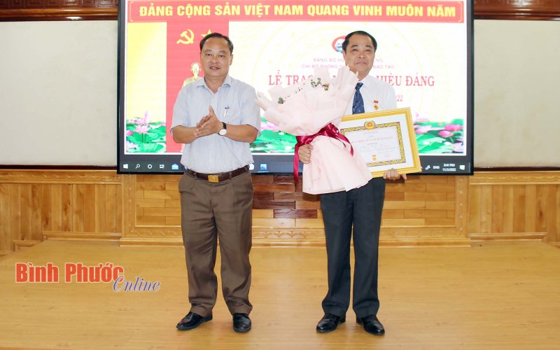 Phú Riềng: Trao Huy hiệu 30 năm tuổi Đảng cho Phó Chủ tịch UBND huyện Bùi Văn Hiếu