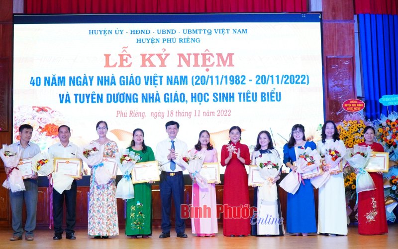 Phú Riềng tuyên dương nhà giáo, học sinh tiêu biểu