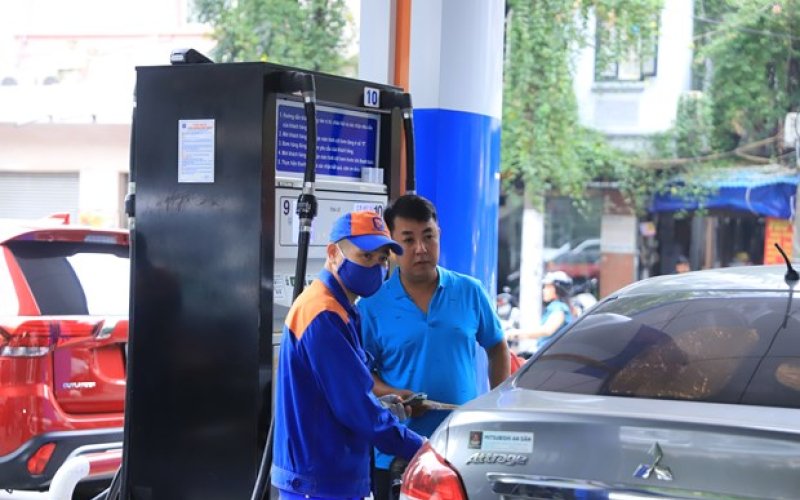 Quay đầu giảm, giá xăng RON95-III về ngưỡng 23.780 đồng mỗi lít