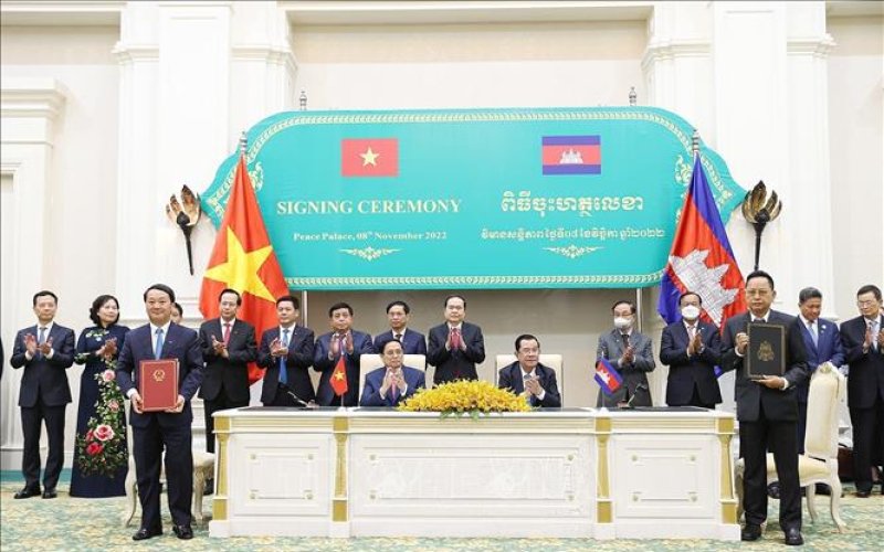 Thủ tướng Phạm Minh Chính và Thủ tướng Campuchia Hun Sen chứng kiến lễ ký văn kiện hợp tác