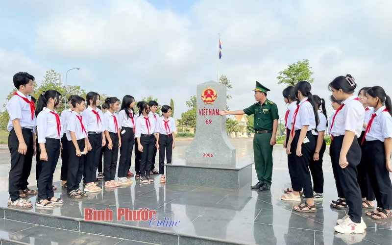 Tiết học biên giới: Bồi đắp tình yêu quê hương, đất nước