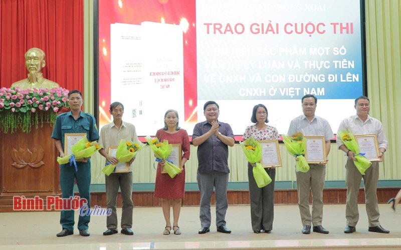 Trao giải cuộc thi tìm hiểu tác phẩm về CNXH và con đường đi lên CNXH ở Việt Nam