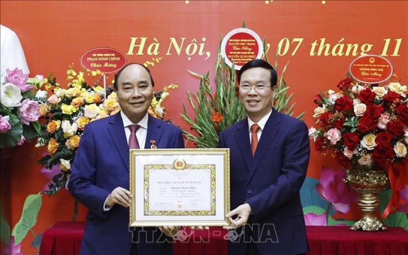 Trao Huy hiệu 40 năm tuổi Đảng tặng Chủ tịch nước Nguyễn Xuân Phúc 