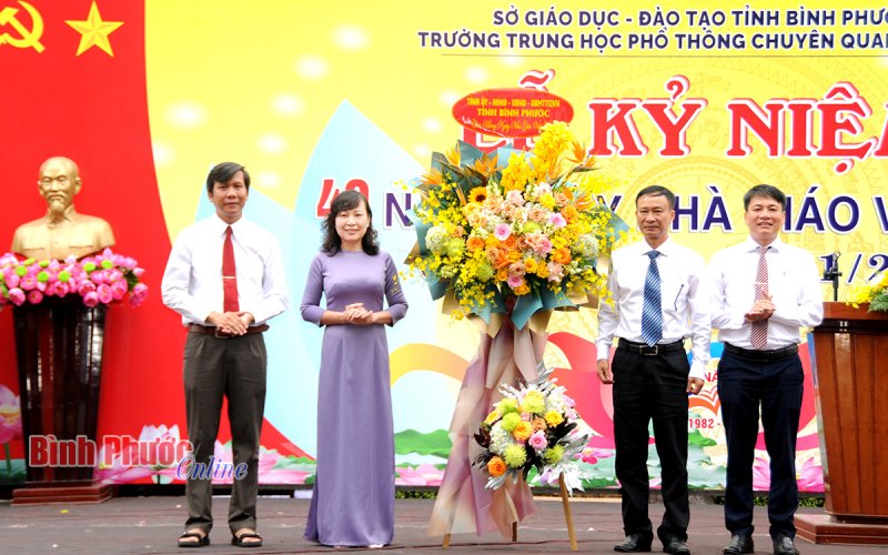Trường THPT chuyên Quang Trung kỷ niệm 40 năm ngày Nhà giáo Việt Nam