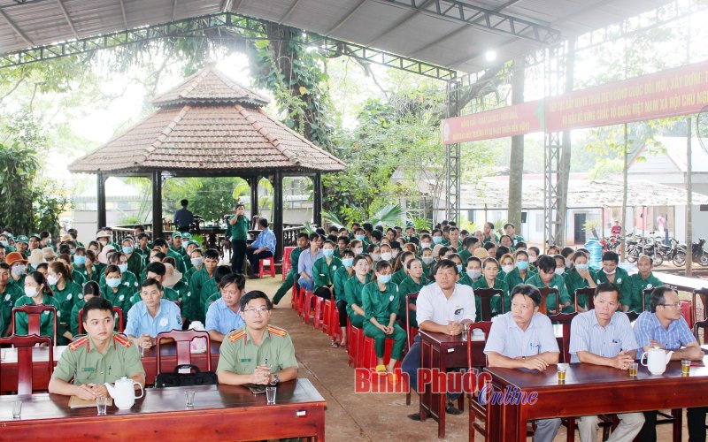 Tuy&ecirc;n truyền ph&aacute;p luật cho người lao động Cao su B&igrave;nh Long 