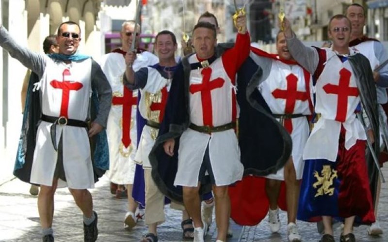 World Cup: FIFA cấm cổ động viên vào sân mặc trang phục Thập tự quân