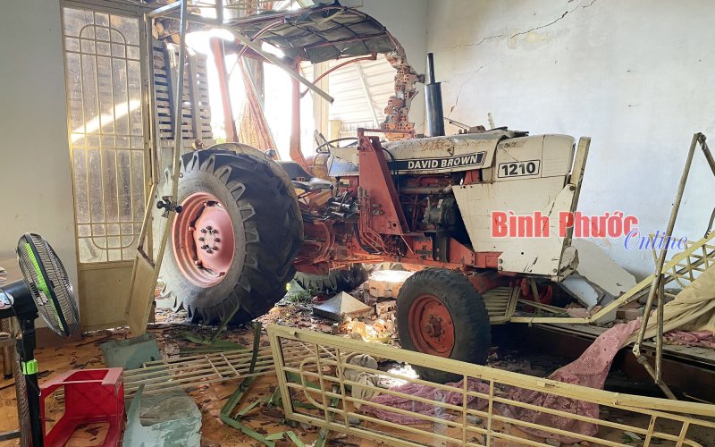 Xe máy cày chở củi tông sập tường nhà dân