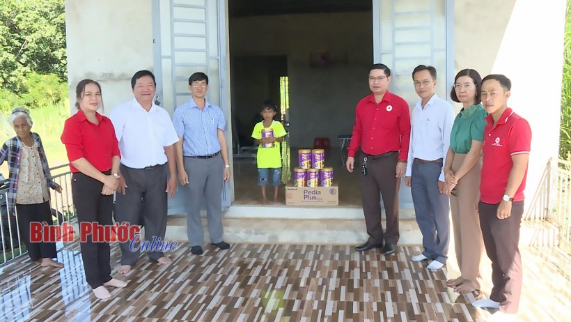 1.350 lon sữa tặng trẻ em có hoàn cảnh khó khăn huyện Bù Đốp