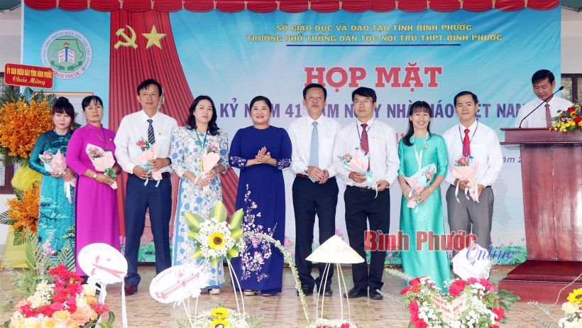 Ấm áp không khí kỷ niệm ngày Nhà giáo Việt Nam 