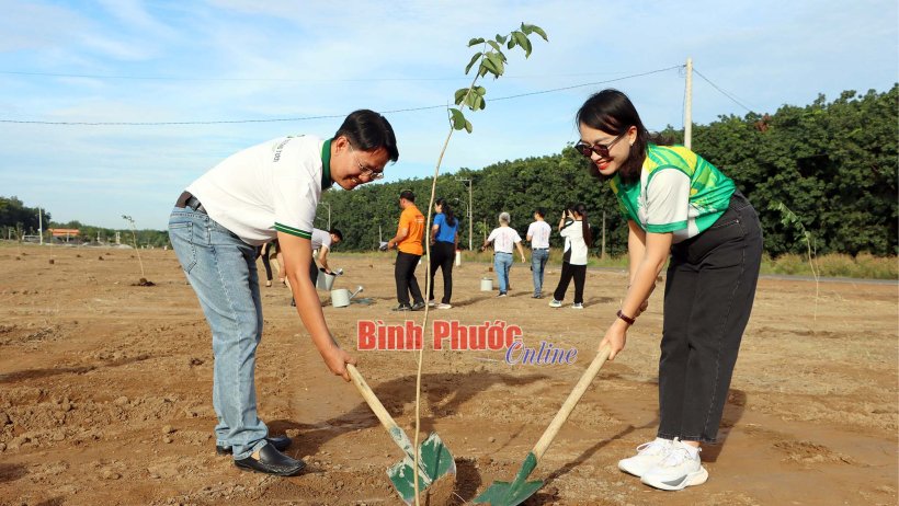 Ban tổ chức Giải Bình Phước Marathon - Trường Tươi Group trồng cây “Vì môi trường xanh”