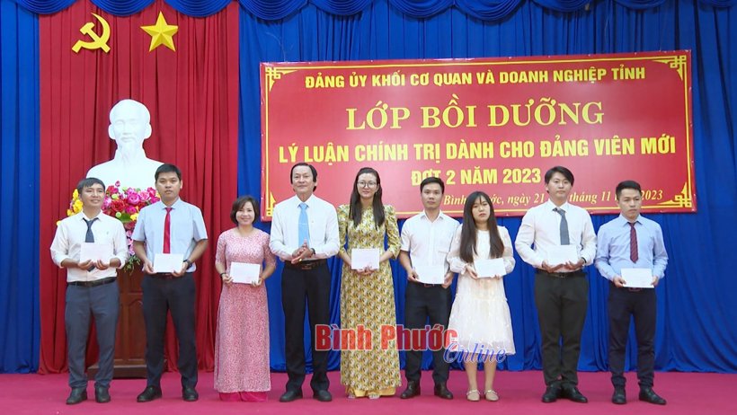 Bế giảng lớp bồi dưỡng lý luận chính trị cho đảng viên mới đợt II, năm 2023