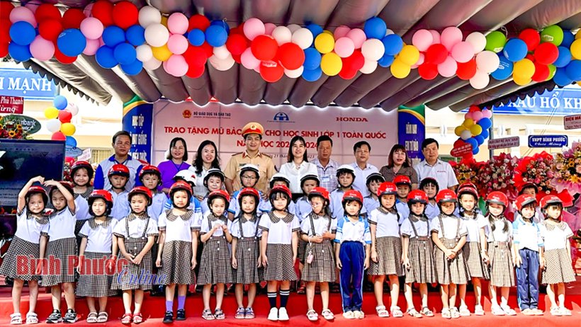 Bình Phước: Hơn 21.930 mũ bảo hiểm được trao cho học sinh lớp 1