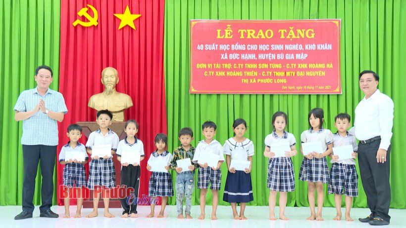 Bù Gia Mập trao học bổng cho học sinh khó khăn