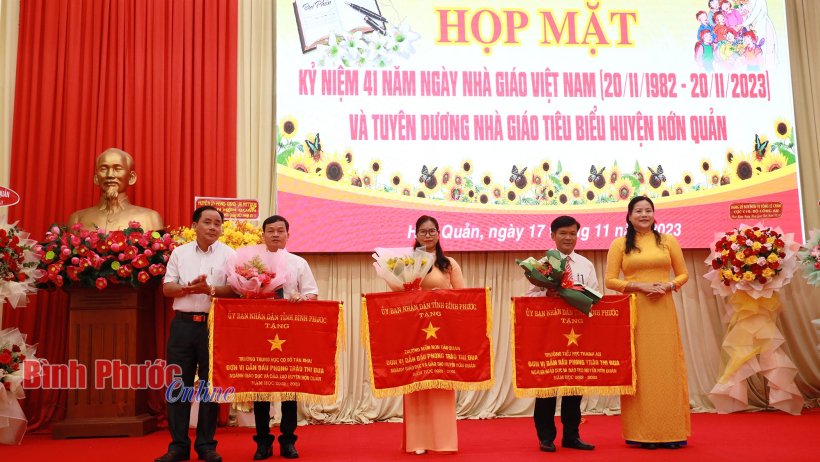 Các địa phương trong tỉnh họp mặt kỷ niệm 41 năm Ngày nhà giáo Việt Nam 