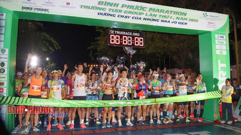 Các VĐV cự ly 42km xuất phát Giải Bình Phước marathon - Trường Tươi Group lần thứ I
