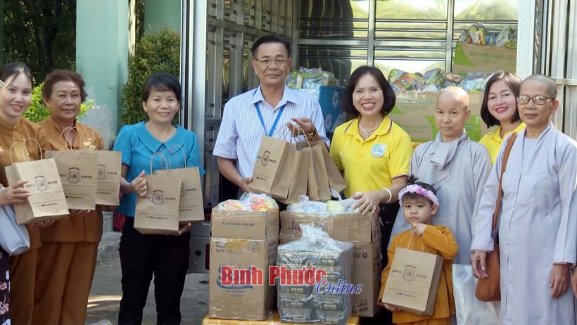 Chơn Thành: 500 phần quà tặng đối tượng bảo trợ xã hội