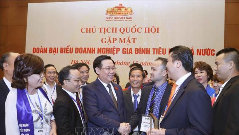 Chủ tịch Quốc hội Vương Đình Huệ gặp mặt doanh nghiệp gia đình tiêu biểu