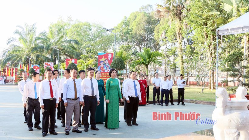 Dâng hương tại đền thờ Vua Hùng