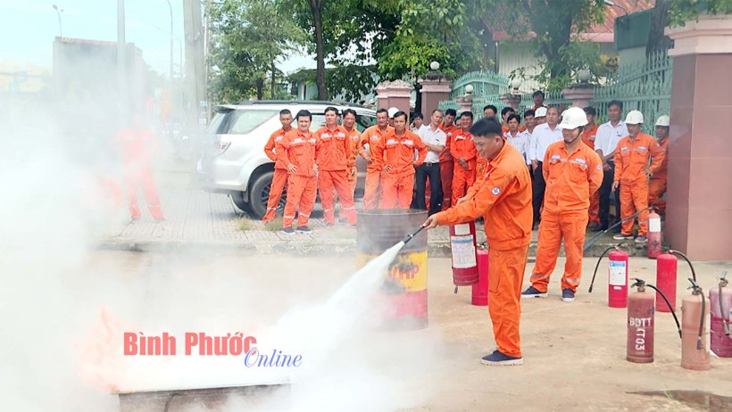 Điện lực Bình Phước huấn luyện nghiệp vụ về phòng cháy, chữa cháy