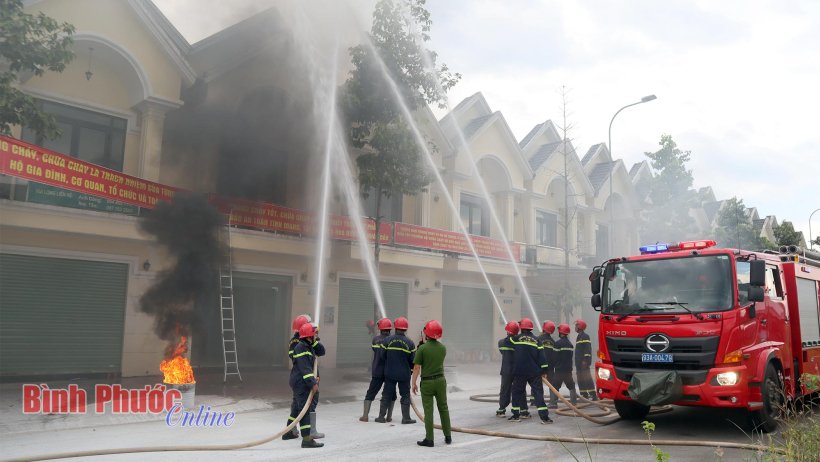 Đồng Xoài: Tổ chức thành công phương án diễn tập chữa cháy, cứu nạn cứu hộ tại khu dân cư