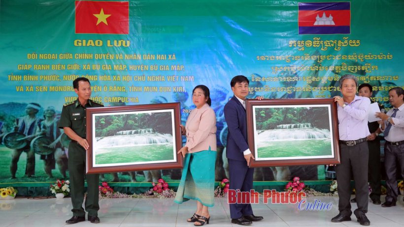 Giao lưu đối ngoại giữa chính quyền và nhân dân 2 xã biên giới Bù Gia Mập và Sen Monorum