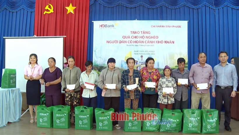 HDBank tặng quà người dân khó khăn xã Thuận Phú