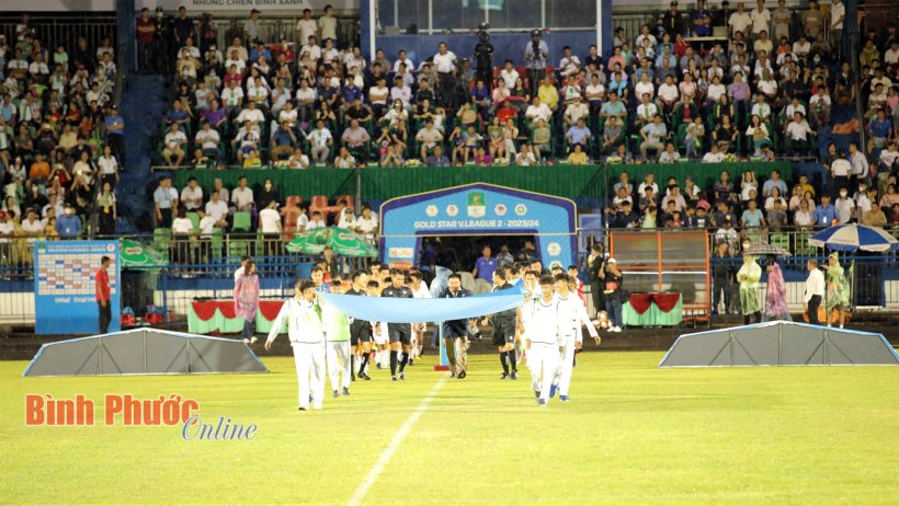 Bất chấp trời mưa, hàng ngàn cổ động viên đến cổ vũ trận đấu Trường Tươi Bình Phước gặp Phù Đổng Ninh Bình