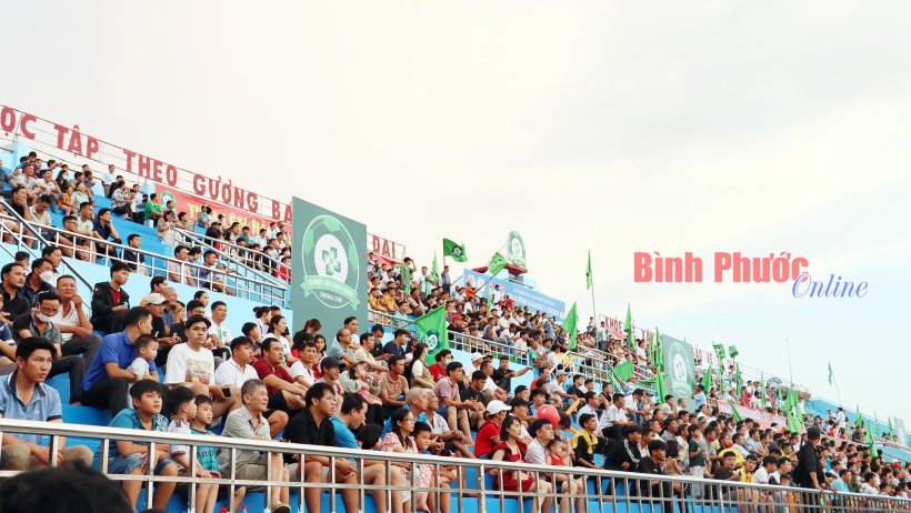 Khí thế cổ động trên sân nhà của người hâm mộ bóng đá Bình Phước