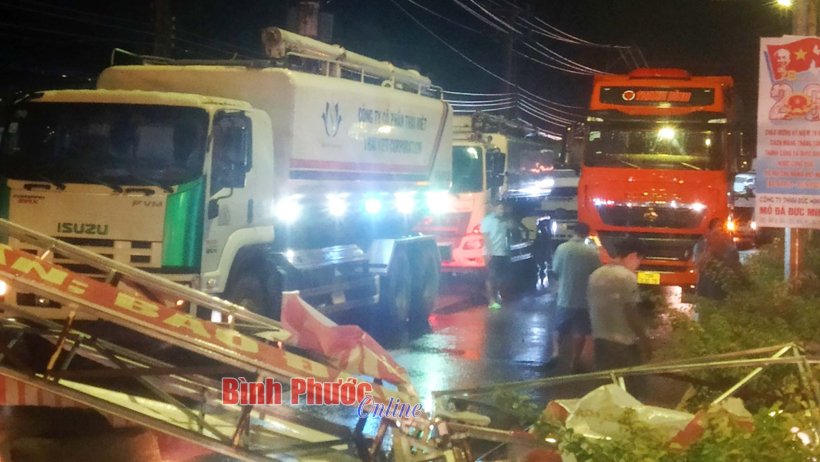 Lộc Ninh: Mưa lớn làm gãy đổ khung sắt treo băng rôn chắn ngang Quốc lộ 13