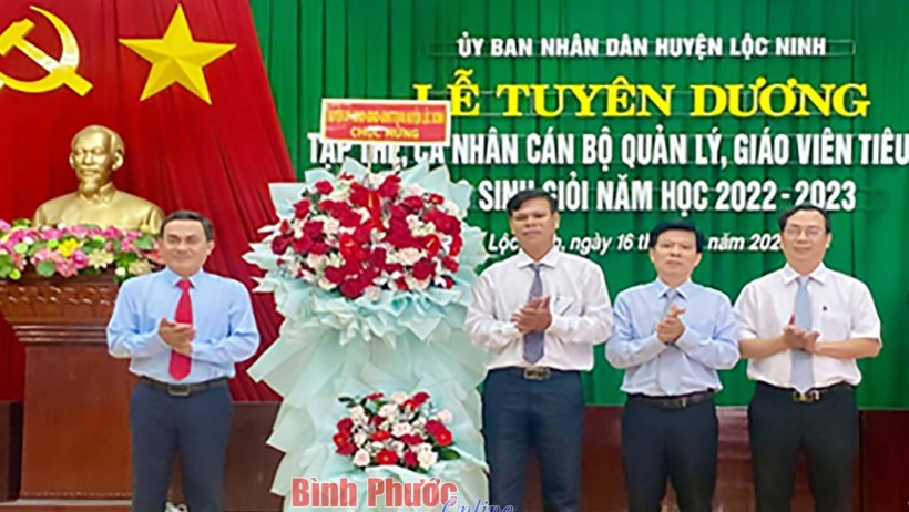 Lộc Ninh: Tuyên dương, khen thưởng học sinh, giáo viên giỏi tiêu biểu