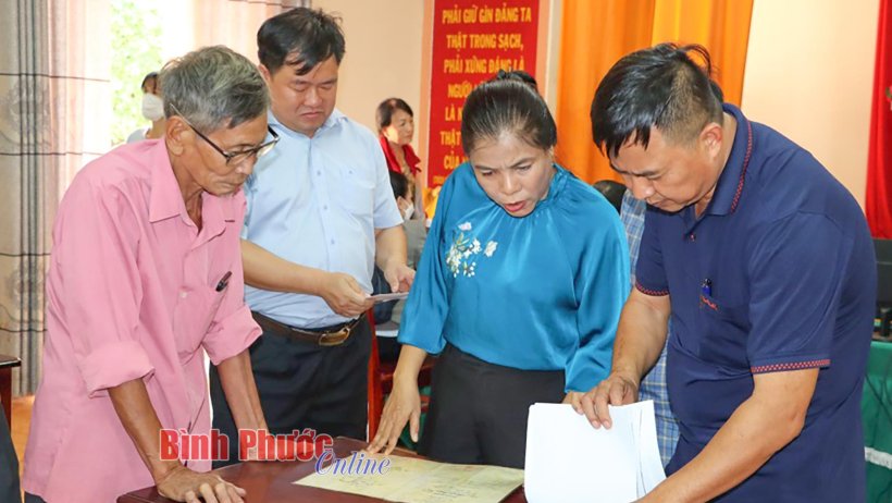 Phú Riềng ra quân hỗ trợ cấp giấy chứng nhận quyền sử dụng đất