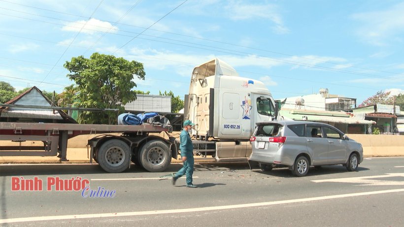 Bình Phước: Tai nạn giao thông giữa xe đầu kéo và xe ô tô 7 chỗ
