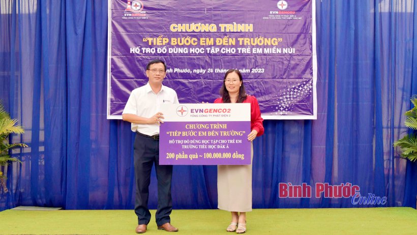 TMP tặng 200 phần quà cho học sinh Trường tiểu học Đắk Á