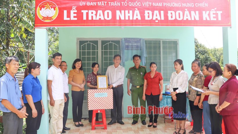 Tổ đại biểu HĐND tỉnh bàn giao nhà đại đoàn kết 