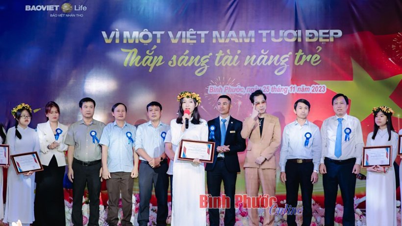 Trao học bổng 'Thắp sáng tài năng trẻ'