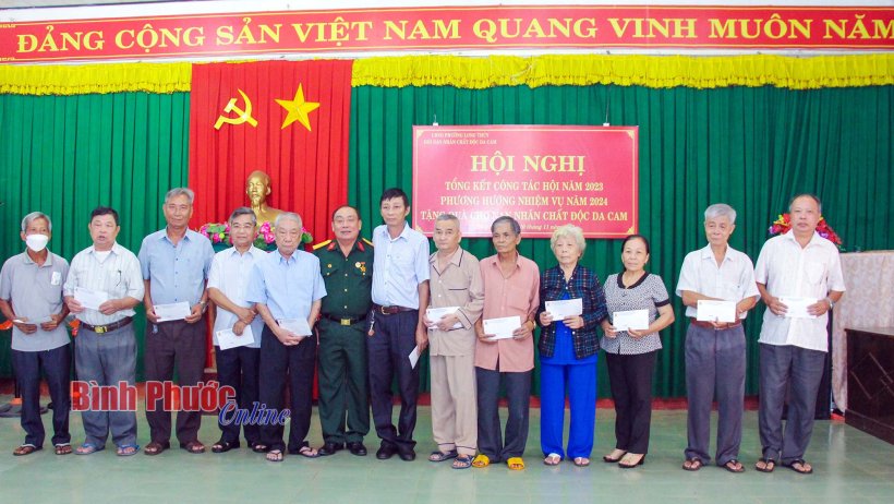 Trao tặng 20 phần quà hỗ trợ nạn nhân da cam thị xã Phước Long