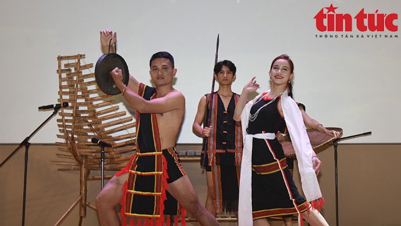 Trình diễn trang phục truyền thống của đồng bào các dân tộc