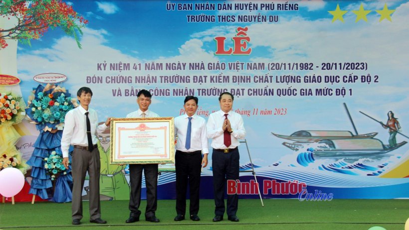Trường THCS Nguyễn Du giữ vững chuẩn quốc gia mức độ 1