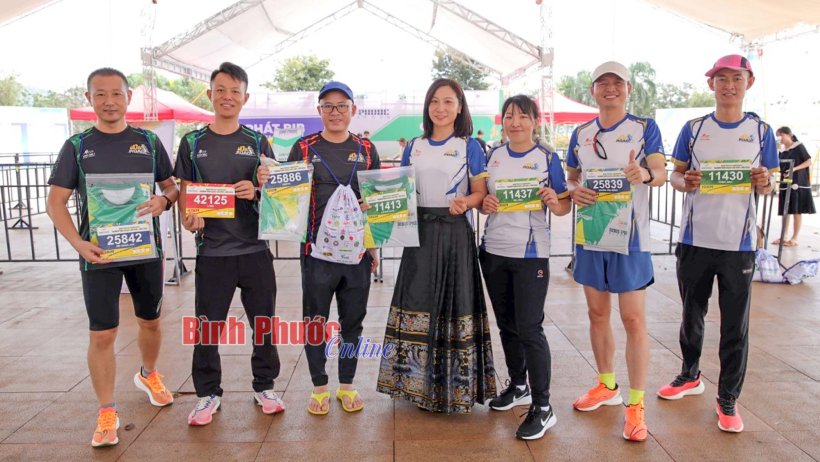 Vận động viên nước ngoài háo hức với đường chạy Marathon Bình Phước