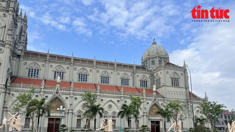 Về &lsquo;xứ sở nh&agrave; thờ&rsquo; chi&ecirc;m ngưỡng những th&aacute;nh đường đẹp tựa cổ t&iacute;ch