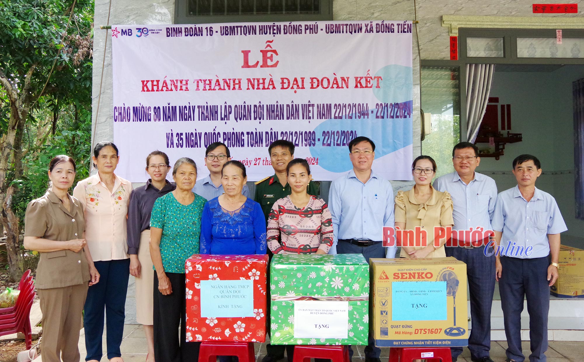 Bàn giao 2 căn nhà đại đoàn kết tại xã Đồng Tiến