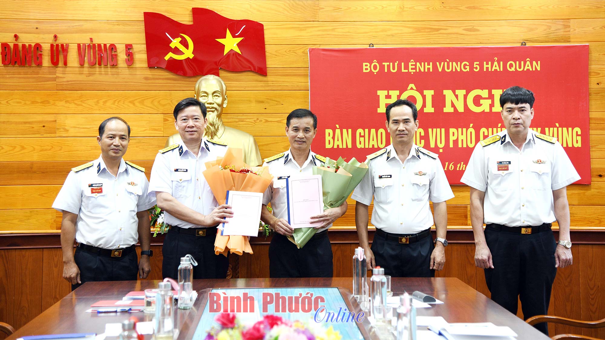 Bàn giao chức trách, nhiệm vụ Phó Chính ủy Bộ Tư lệnh Vùng 5 Hải quân