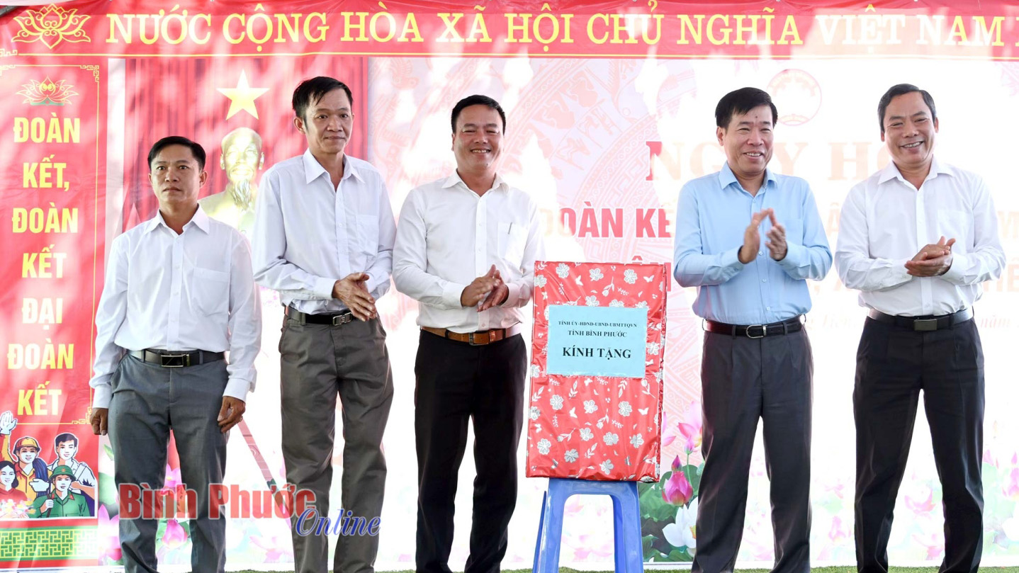 Bí thư Tỉnh ủy Nguyễn Mạnh Cường dự Ngày hội đại đoàn kết khu dân cư ấp 6, xã Đồng Tiến