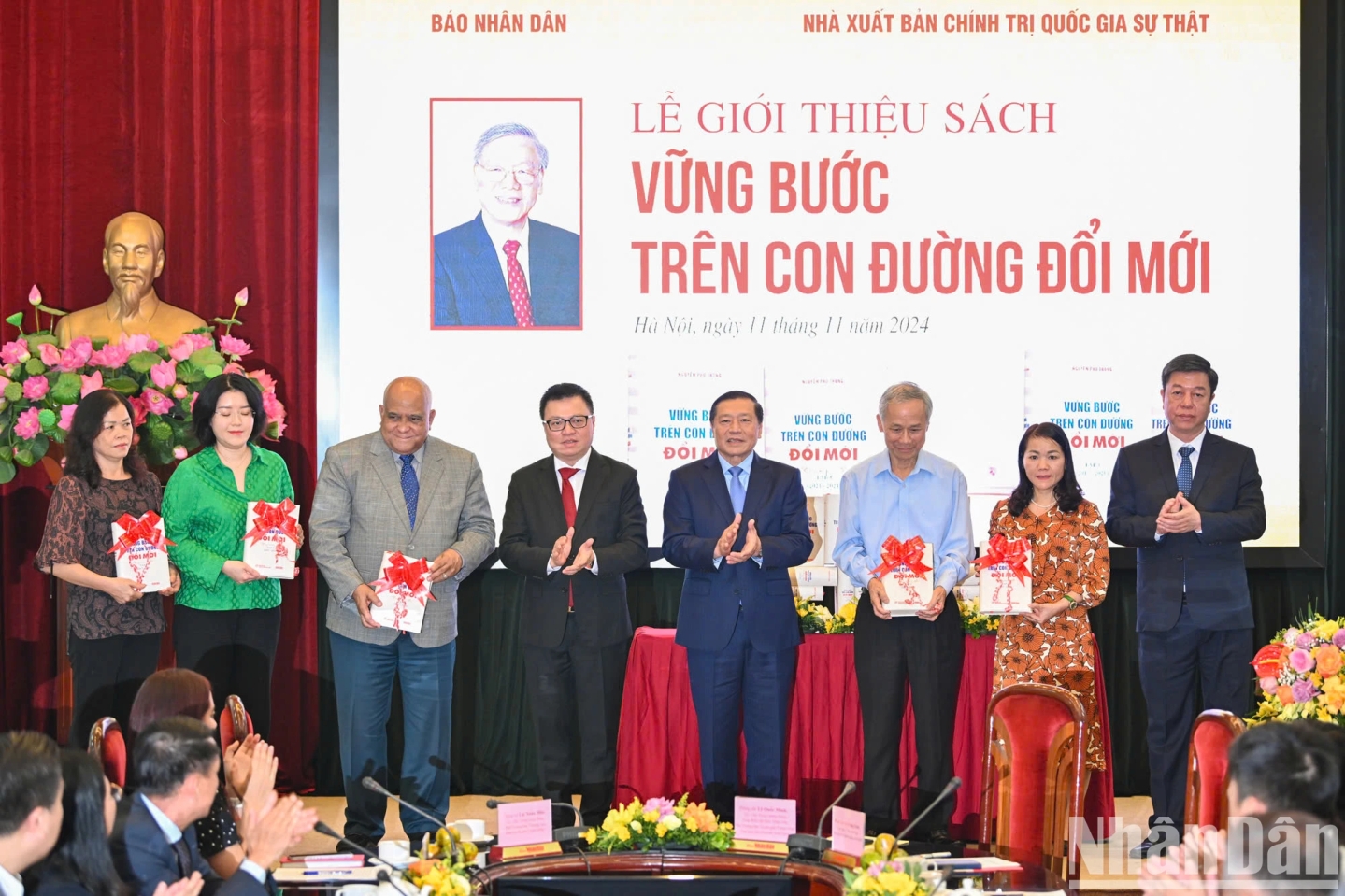 Bộ sách “Vững bước trên con đường đổi mới” - bước phát triển tư duy lý luận của Đảng trên hành trình đổi mới và hội nhập quốc tế