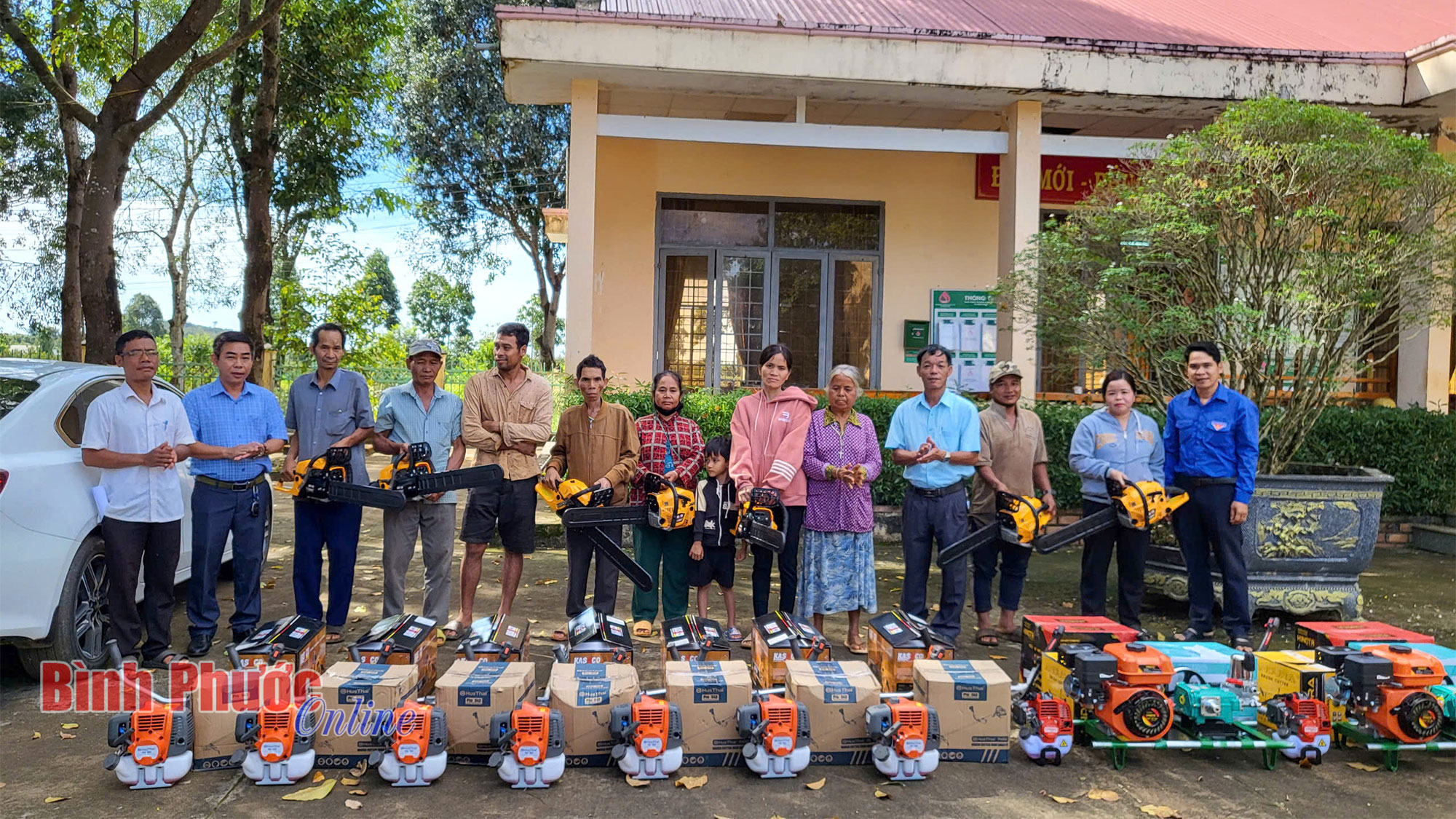 Bù Đăng: 100 triệu đồng hỗ trợ nông cụ cho đồng bào dân tộc thiểu số