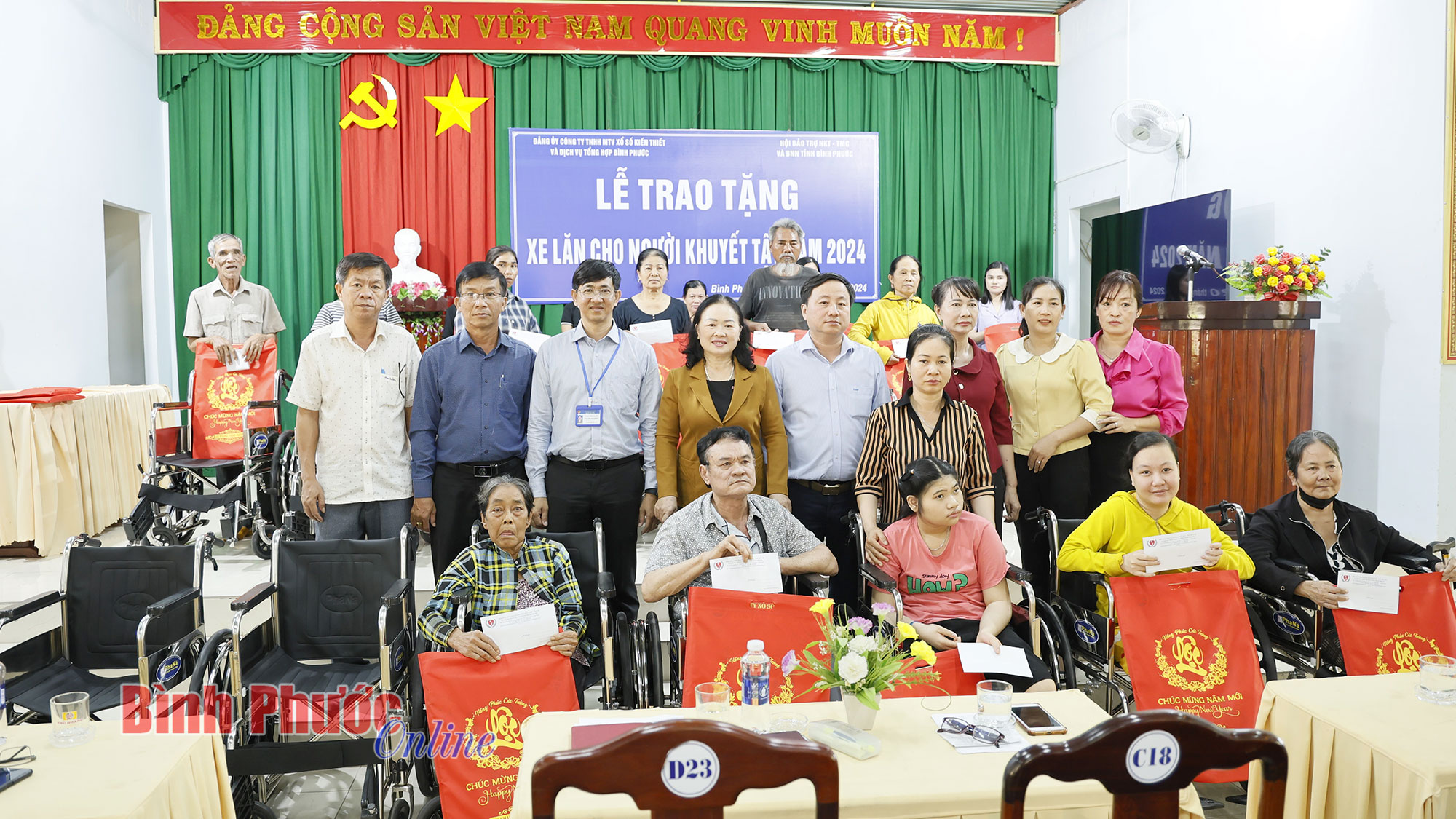 Bù Đốp: 20 người khuyết tật được tặng xe lăn