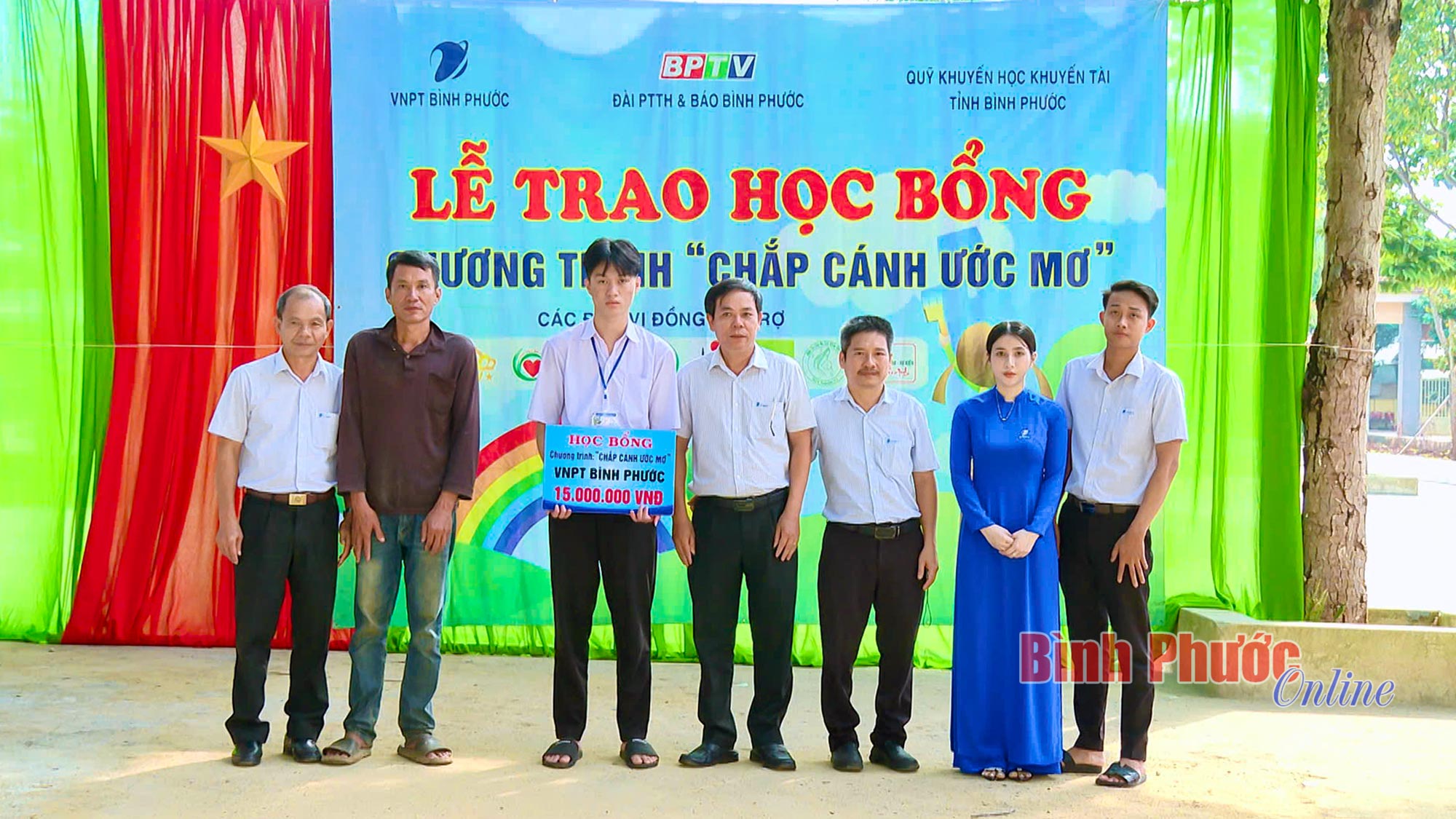 "Chắp cánh ước mơ" trao học bổng hơn 134 triệu đồng