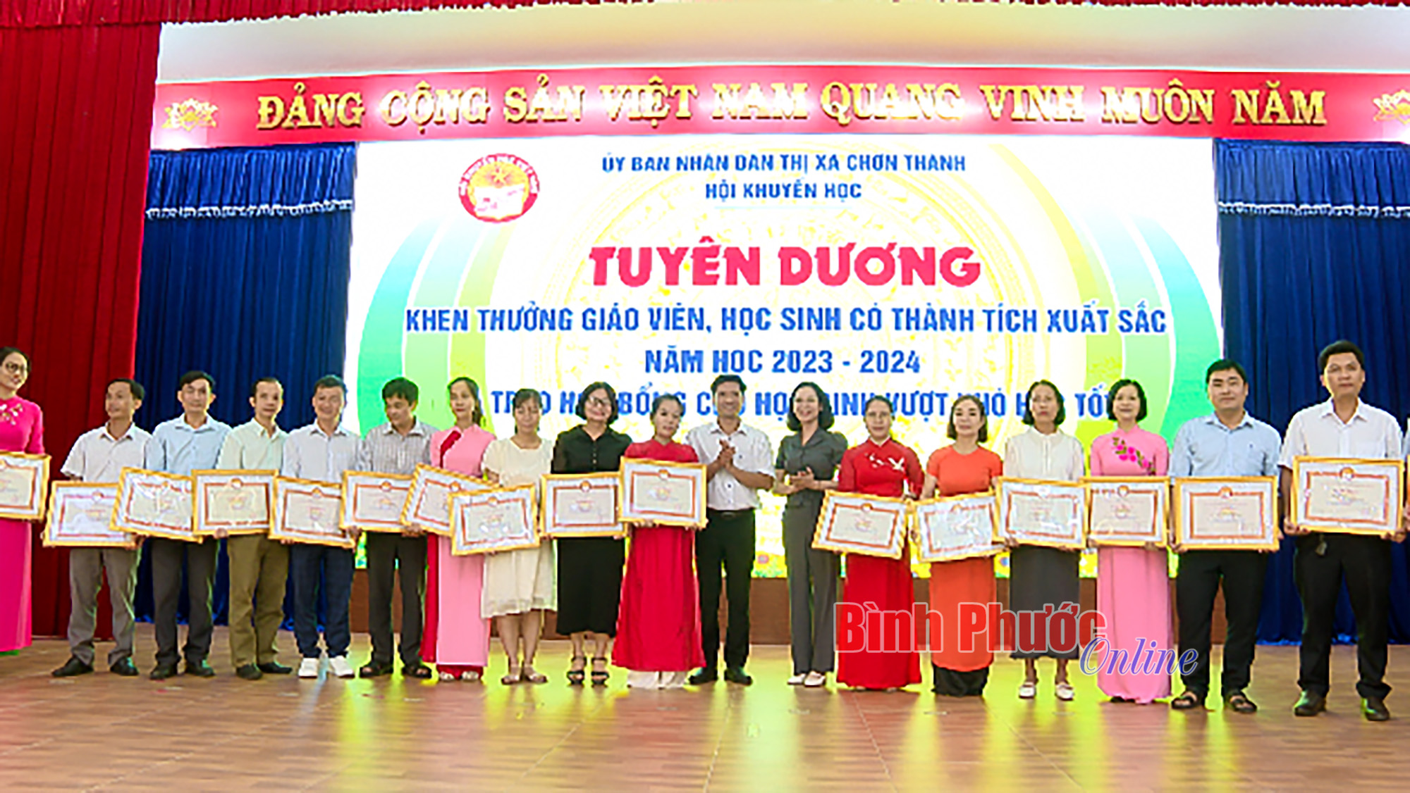 Chơn Thành: Tuyên dương, khen thưởng giáo viên, học sinh có thành tích xuất sắc