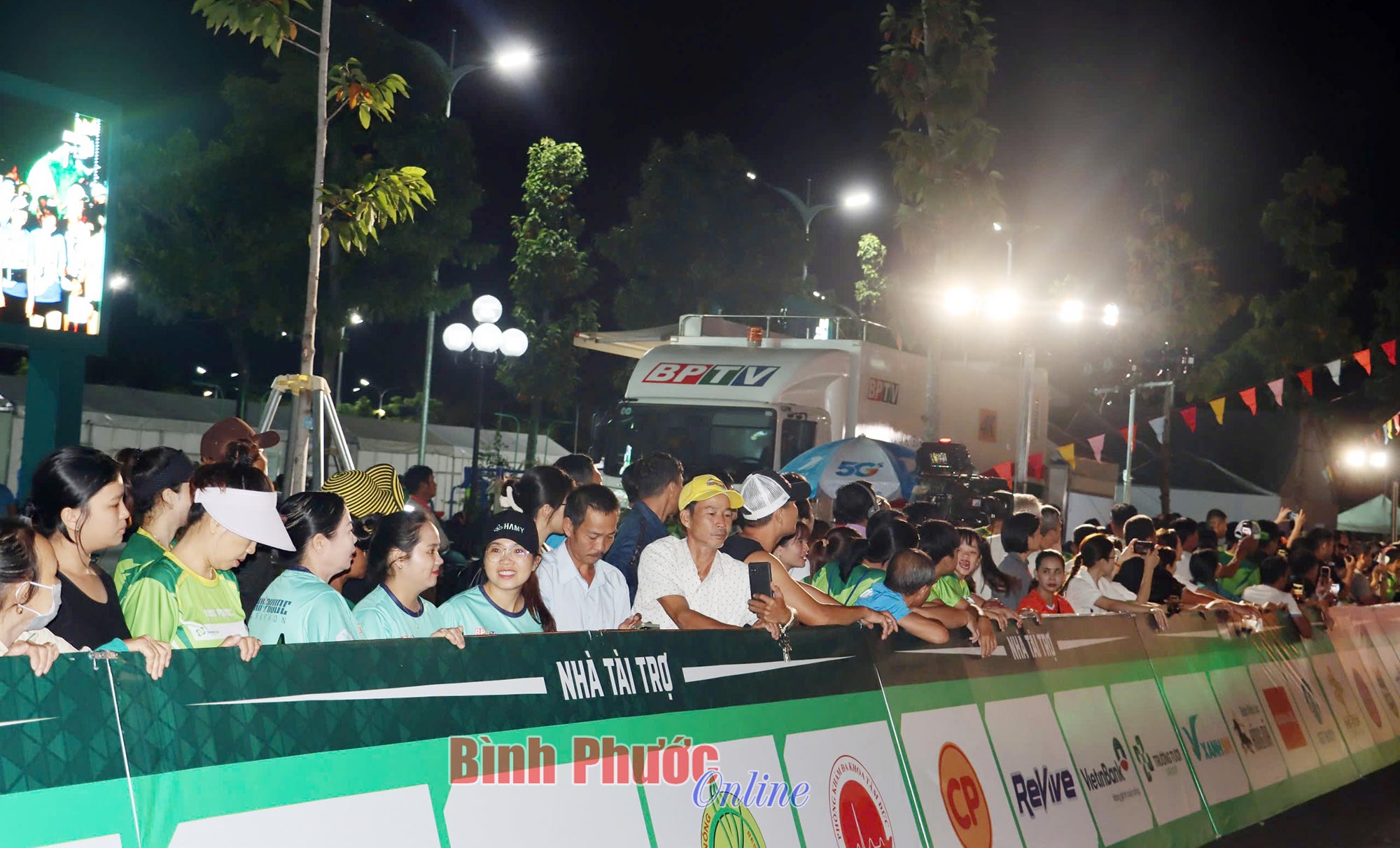 Cổ động viên - động lực cho các vận động viên tranh tài