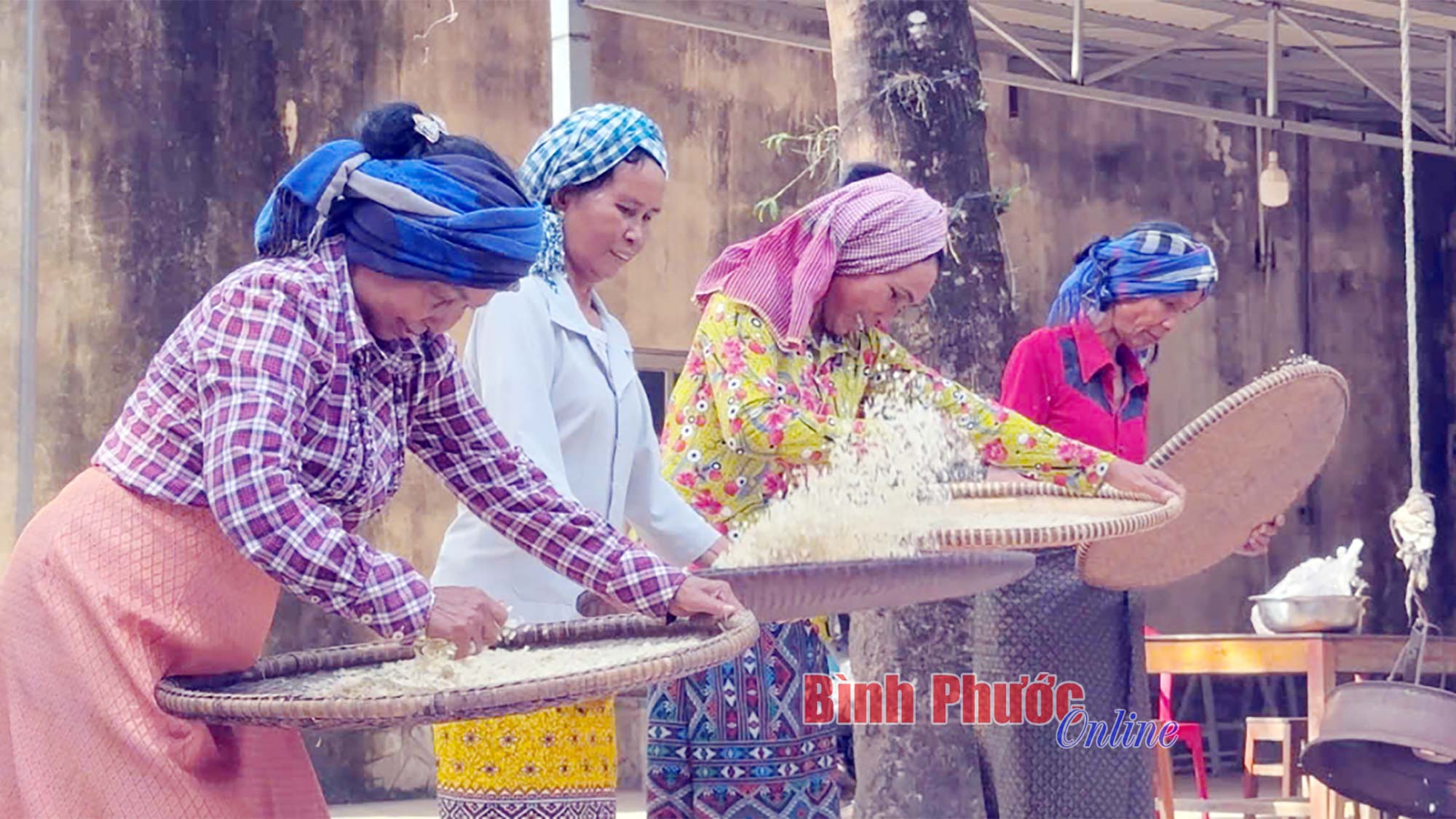 Độc đáo cốm dẹp của đồng bào Khmer